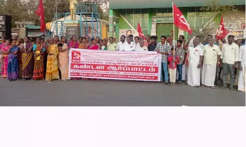 விருத்தாசலத்தில்மார்க்சிஸ்ட் கம்யூனிஸ்டு கட்சியினர் ஆர்ப்பாட்டம் விருத்தாசலத்தில்மார்க்சிஸ்ட் கம்யூனிஸ்டு கட்சியினர் ஆர்ப்பாட்டம்