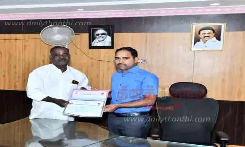 எழுத்தாளருக்கு கலெக்டர் பாராட்டு எழுத்தாளருக்கு கலெக்டர் பாராட்டு