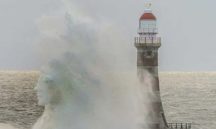 கலங்கரை விளக்கத்தில் மோதிய கடல் அலையில் தோன்றிய முகம் - வைரல் புகைப்படம்...!