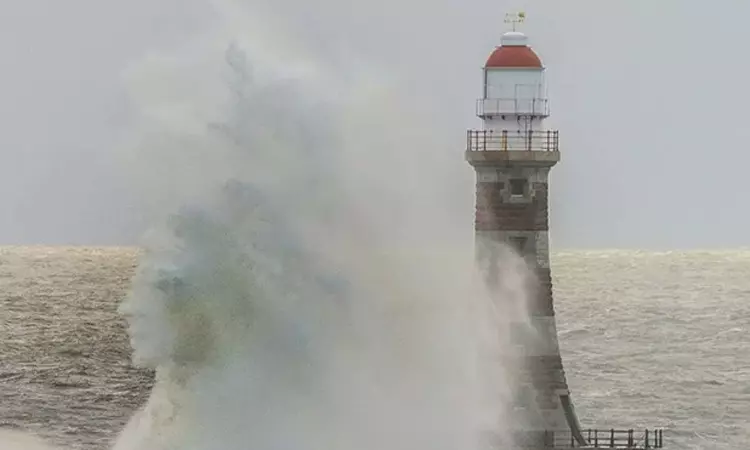 கலங்கரை விளக்கத்தில் மோதிய கடல் அலையில் தோன்றிய முகம் - வைரல் புகைப்படம்...! கலங்கரை விளக்கத்தில் மோதிய கடல் அலையில் தோன்றிய முகம் - வைரல் புகைப்படம்...!