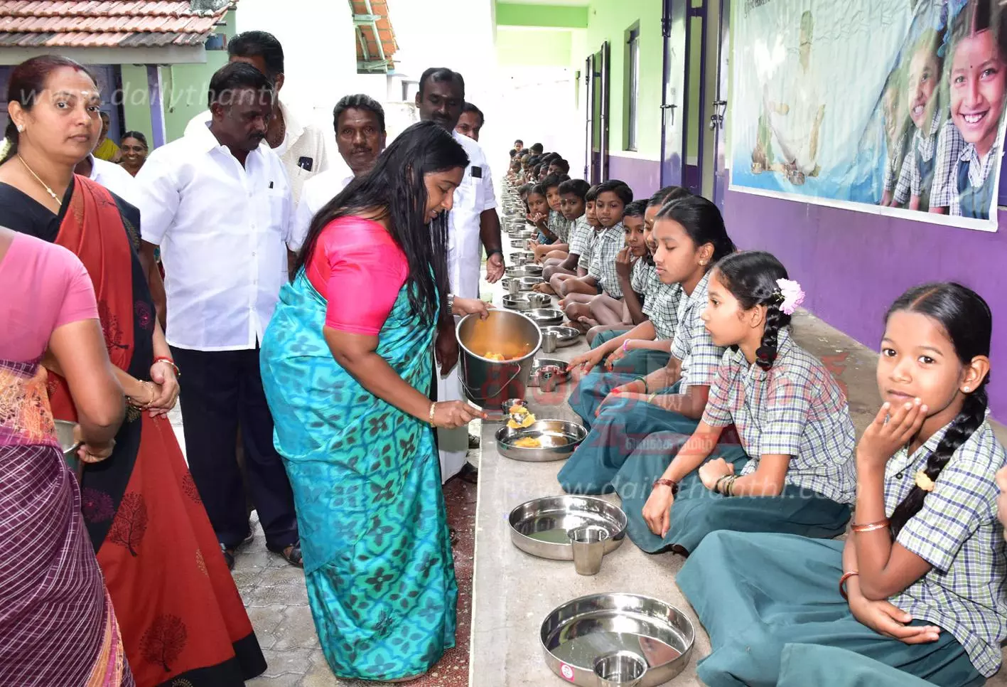 நாமக்கல் மாவட்டத்தில் 2-ம் கட்டமாக20 பள்ளிகளில் முதல்-அமைச்சரின் காலை உணவு வழங்கும் திட்டம்கலெக்டர் ஸ்ரேயா சிங் தொடங்கி வைத்தார் நாமக்கல் மாவட்டத்தில் 2-ம் கட்டமாக20 பள்ளிகளில் முதல்-அமைச்சரின் காலை உணவு வழங்கும் திட்டம்கலெக்டர் ஸ்ரேயா சிங் தொடங்கி வைத்தார்