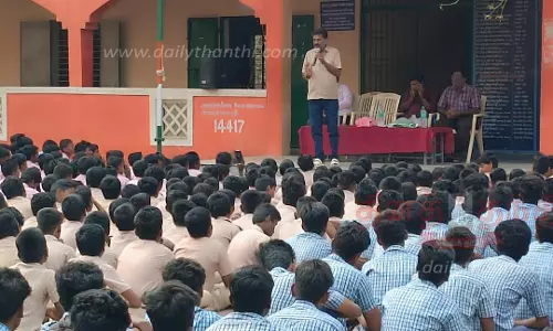 அரசு பள்ளி மாணவர்களுக்கு விழிப்புணர்வு கருத்தரங்கு