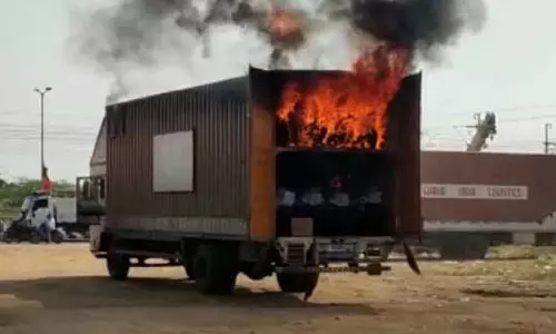 திருவள்ளூர்: பெட்ரோல் பங்க் அருகே கண்டெய்னர் லாரி தீப்பற்றி எரிந்து சேதம்