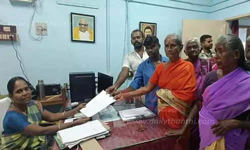 செல்போன் கோபுரம் அமைக்க எதிர்ப்பு; தாலுகா அலுவலகத்தில் திரண்ட பெண்கள்