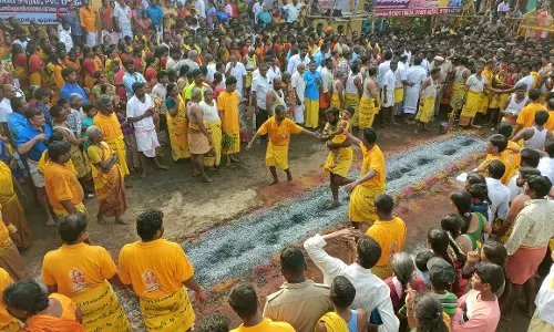 குமாரபாளையத்தில்காளியம்மன் கோவில் திருவிழாதிரளான பக்தர்கள் தீ மிதித்து நேர்த்திக்கடன் செலுத்தினர்