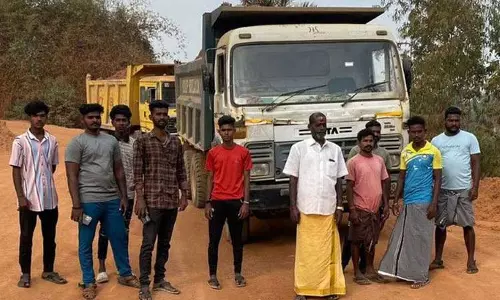 கடலூரில் செம்மண் லாரிகளை சிறைபிடித்து பொதுமக்கள் போராட்டம் கடலூரில் செம்மண் லாரிகளை சிறைபிடித்து பொதுமக்கள் போராட்டம்