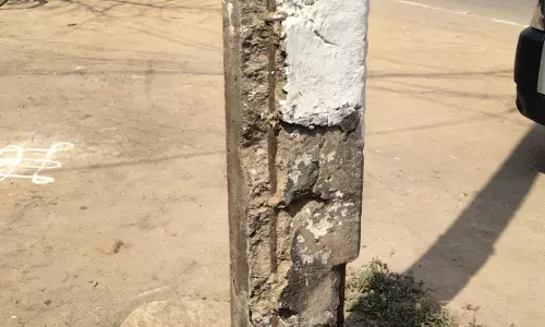 ஆபத்தான நிலையில் மின் கம்பம்