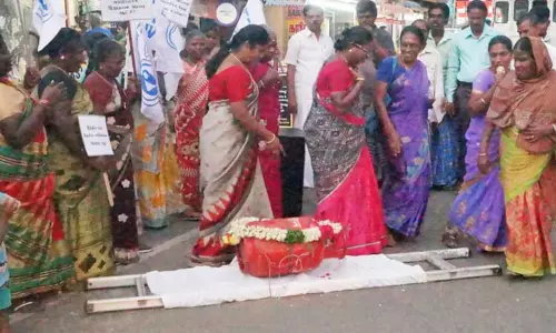 இந்திய மாதர் தேசிய சம்மேளனத்தினர் நூதன போராட்டம்