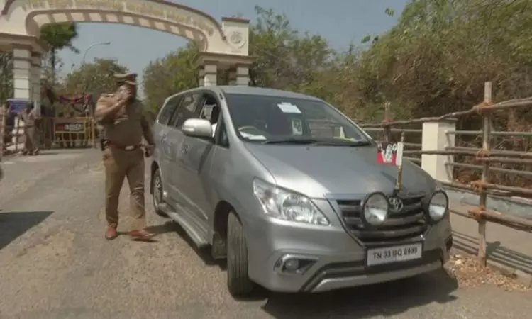 ஈரோடு இடைத்தேர்தல்: வாக்கு எண்ணிக்கை மையத்தில் இருந்து அதிமுக வேட்பாளர் தென்னரசு வெளியேறினார்..! ஈரோடு இடைத்தேர்தல்: வாக்கு எண்ணிக்கை மையத்தில் இருந்து அதிமுக வேட்பாளர் தென்னரசு வெளியேறினார்..!