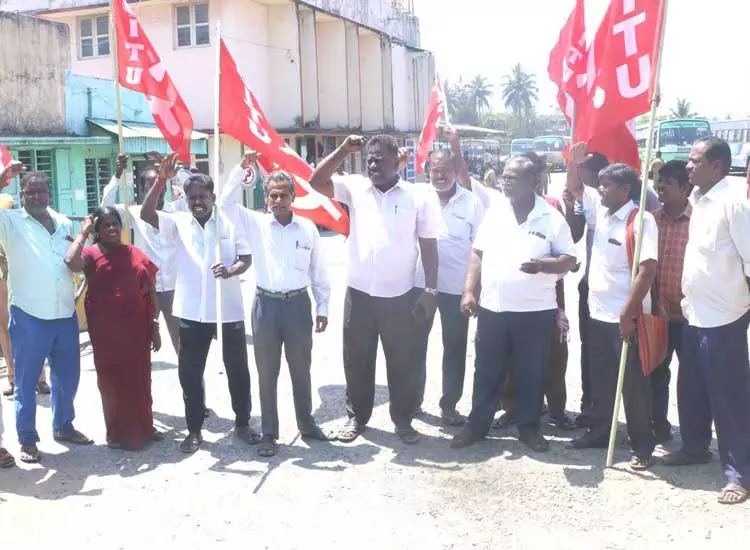 கடலூர் அரசு பணிமனை முன்பு சிஐடியு தொழிற்சங்கத்தினர் ஆர்ப்பாட்டம்