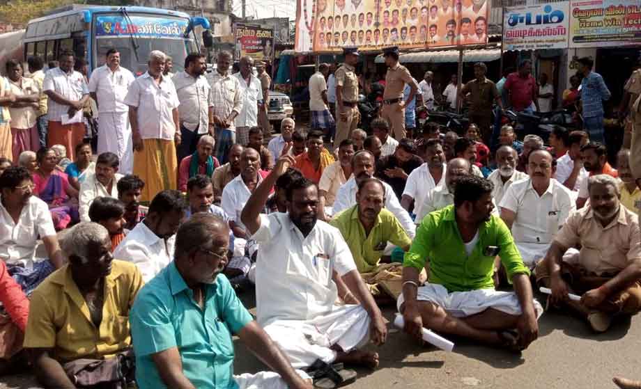 Picketing for construction of new building புதிய கட்டிடம் கட்டக்கோரி மறியல்