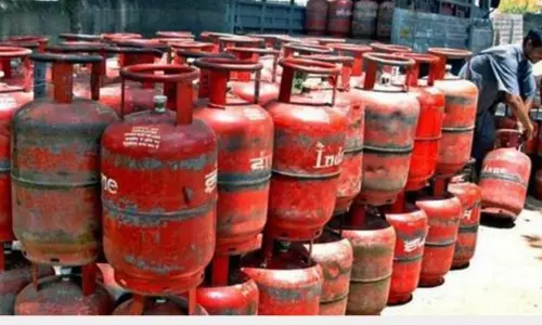 சமையல் கியாஸ் சிலிண்டர் விலை ரூ.50 உயர்வு - வணிக சிலிண்டர் விலை ரூ.351 அதிகரிப்பு