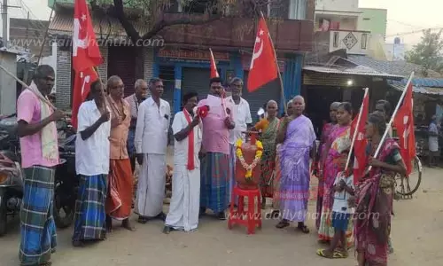 மார்க்சிஸ்ட் கம்யூனிஸ்டு கட்சியினர் ஆர்ப்பாட்டம் மார்க்சிஸ்ட் கம்யூனிஸ்டு கட்சியினர் ஆர்ப்பாட்டம்