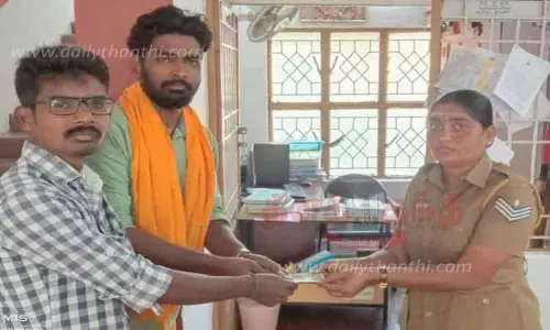 ஏ.டி.எம்.மில் கிடந்த ரூ.7 ஆயிரம் போலீசில் ஒப்படைப்பு