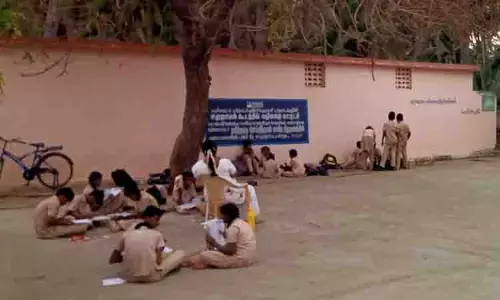 தோட்டக்குறிச்சியில் சமுதாயக்கூடம் -மரத்தடியில் அமர்ந்து படிக்கும் மாணவ-மாணவிகள் தோட்டக்குறிச்சியில் சமுதாயக்கூடம் -மரத்தடியில் அமர்ந்து படிக்கும் மாணவ-மாணவிகள்