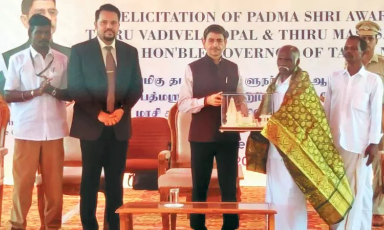 பத்மஸ்ரீ விருது அறிவிக்கப்பட்ட பாம்பு பிடி வீரர்களை நேரில் சந்தித்து கவர்னர் வாழ்த்து