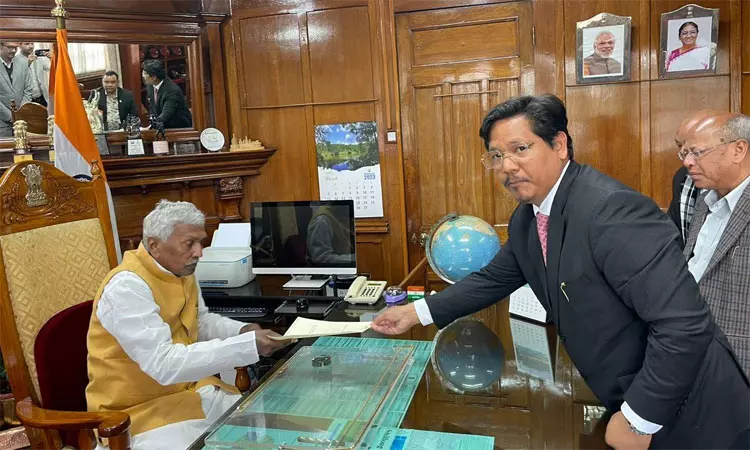 மேகாலயாவில் ஆட்சி அமைக்க ஆளுநரிடம் உரிமை கோரினார் கான்ராட் சங்மா மேகாலயாவில் ஆட்சி அமைக்க ஆளுநரிடம் உரிமை கோரினார் கான்ராட் சங்மா