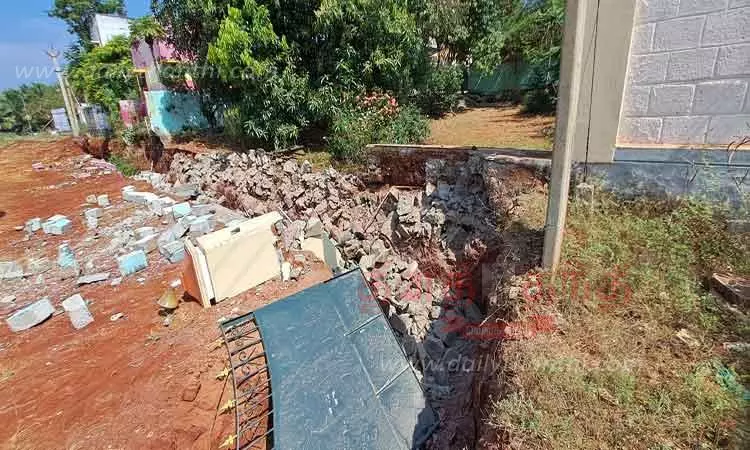 வாறுகால் பணிக்கு தோண்டிய இடத்தில் திடீரென இடிந்து விழுந்த வீட்டின் சுற்றுச்சுவர்