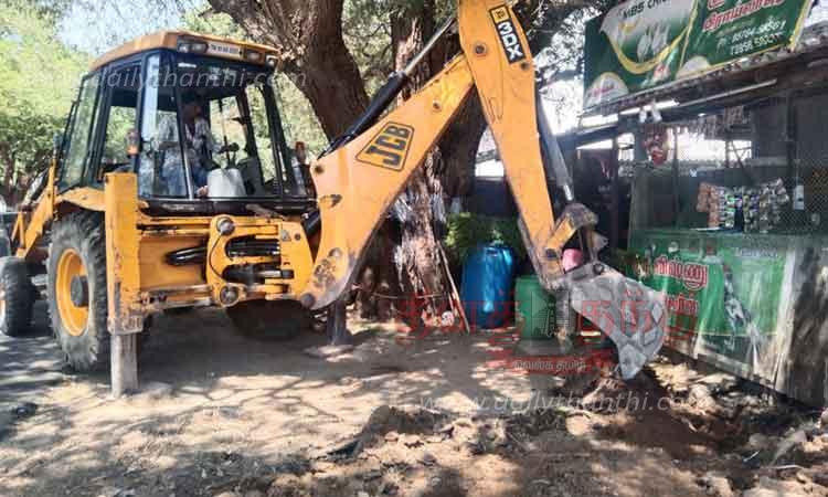 கோட்டூர் ரோட்டை நான்கு வழிச்சாலையாக மாற்றசாலையோர ஆக்கிரமிப்புகள் அகற்றம்-நெடுஞ்சாலைத்துறை அதிகாரிகள் நடவடிக்கை கோட்டூர் ரோட்டை நான்கு வழிச்சாலையாக மாற்றசாலையோர ஆக்கிரமிப்புகள் அகற்றம்-நெடுஞ்சாலைத்துறை அதிகாரிகள் நடவடிக்கை