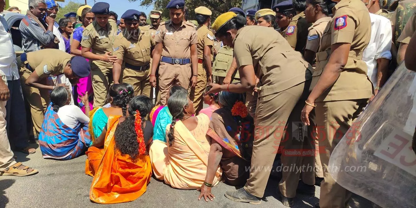 விவசாயிகள் சாலை மறியல் போராட்டம்