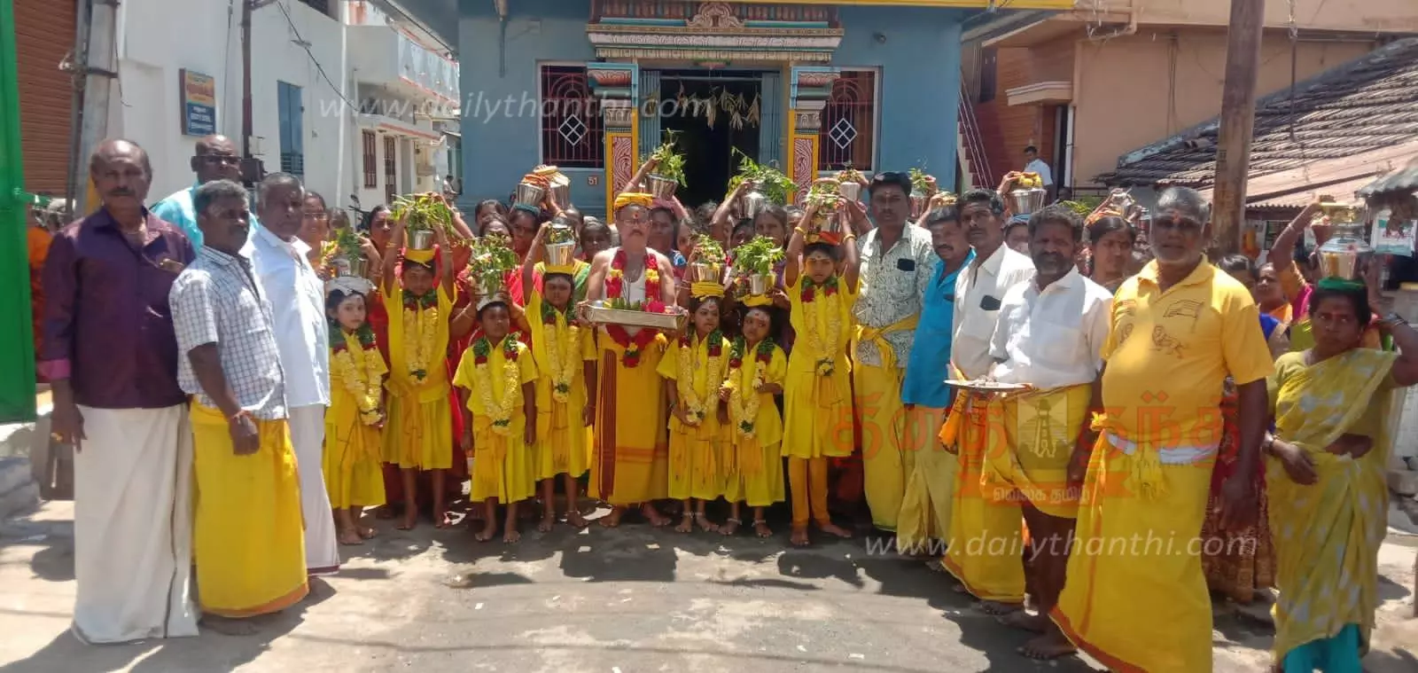 ஓங்காளியம்மன் கோவில் திருவிழாவில் தீர்த்தக்குட ஊர்வலம்