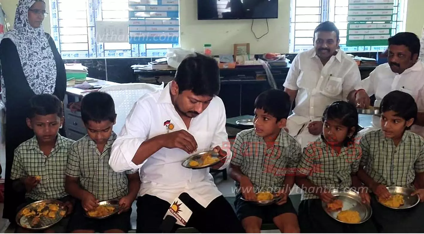 நாமக்கல் நகராட்சி தொடக்கப்பள்ளியில்காலை உணவு வழங்கும் திட்டத்தை அமைச்சர் உதயநிதி ஸ்டாலின் ஆய்வுமாணவர்களுடன் அமர்ந்து சாப்பிட்டார்
