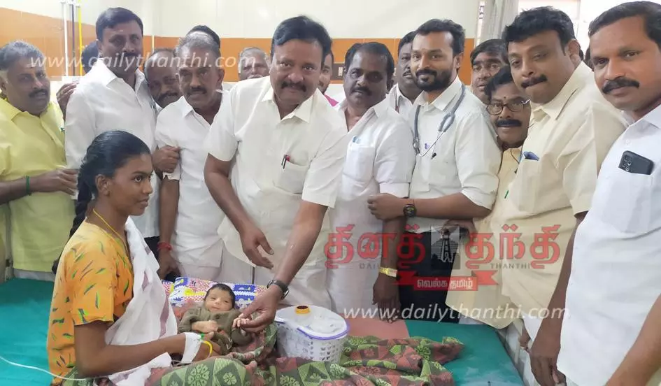 ஆரணி அரசு மருத்துவமனையில் மார்ச் 1-ந் தேதி பிறந்த குழந்தைகளுக்கு தங்க மோதிரம் ஆரணி அரசு மருத்துவமனையில் மார்ச் 1-ந் தேதி பிறந்த குழந்தைகளுக்கு தங்க மோதிரம்