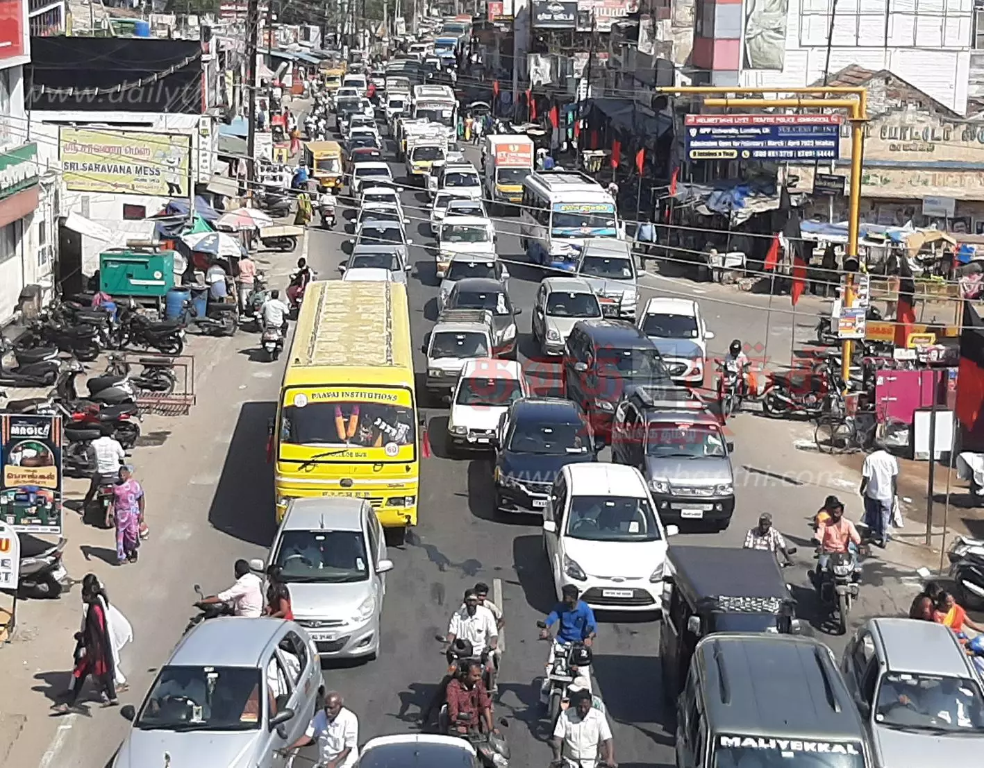 ஸ்தம்பித்து நின்ற வாகனங்கள்