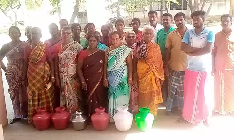 குடிநீர் கேட்டு ஊராட்சி ஒன்றிய அலுவலகத்தை பொதுமக்கள் முற்றுகை குடிநீர் கேட்டு ஊராட்சி ஒன்றிய அலுவலகத்தை பொதுமக்கள் முற்றுகை