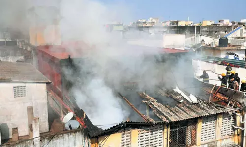 சென்னை பூக்கடையில் 4 குடோன்களில் பயங்கர தீ விபத்து - ரூ.5 கோடி பொருட்கள் நாசம்