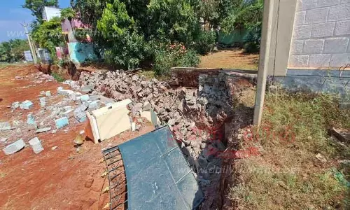 வாறுகால் பணிக்கு தோண்டிய இடத்தில் திடீரென இடிந்து விழுந்த வீட்டின் சுற்றுச்சுவர்