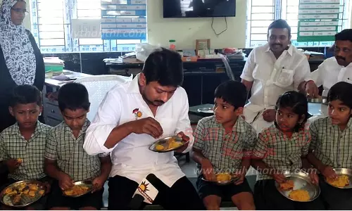 நாமக்கல் நகராட்சி தொடக்கப்பள்ளியில்காலை உணவு வழங்கும் திட்டத்தை அமைச்சர் உதயநிதி ஸ்டாலின் ஆய்வுமாணவர்களுடன் அமர்ந்து சாப்பிட்டார்