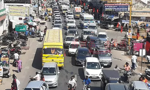 ஸ்தம்பித்து நின்ற வாகனங்கள்