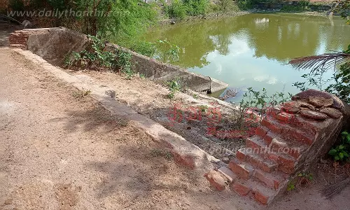 சேதமடைந்த குளத்தின் படித்துறை சீரமைக்கப்படுமா?