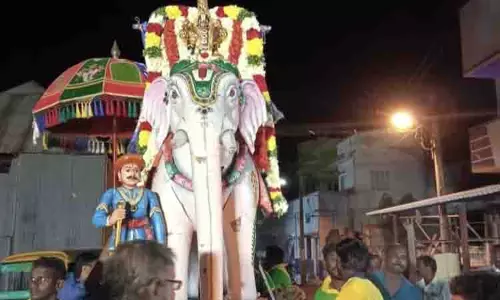 கரூரில் சுவாமி வீதி உலா