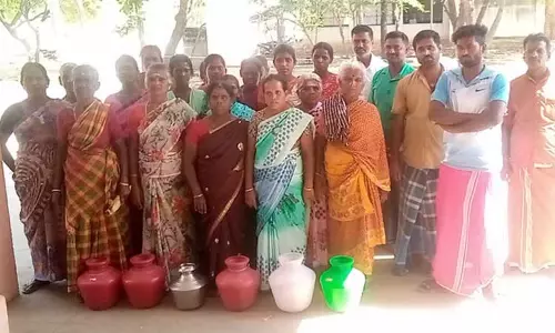 குடிநீர் கேட்டு ஊராட்சி ஒன்றிய அலுவலகத்தை பொதுமக்கள் முற்றுகை குடிநீர் கேட்டு ஊராட்சி ஒன்றிய அலுவலகத்தை பொதுமக்கள் முற்றுகை