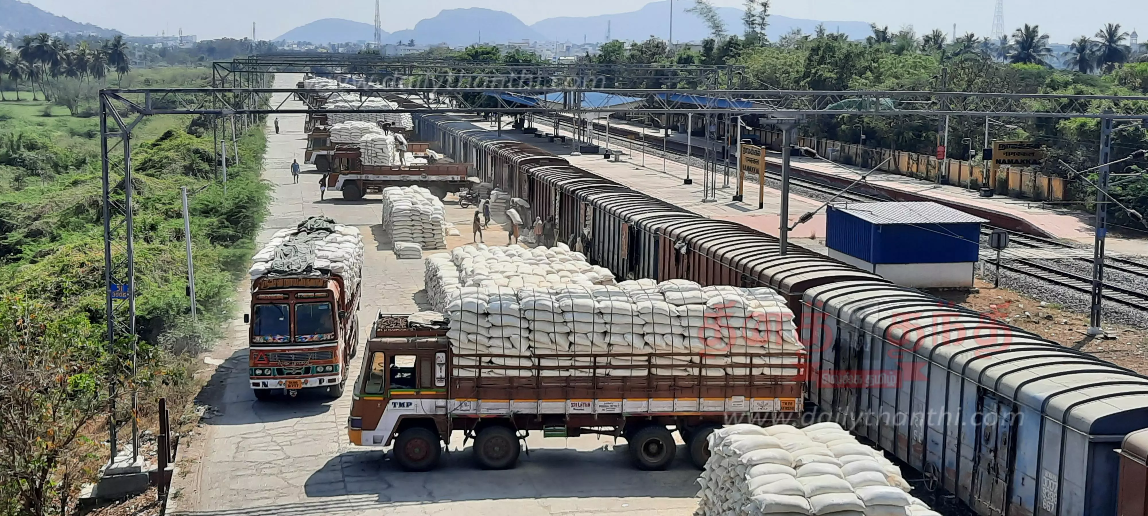 2,200 டன் தவிடு சரக்கு ரெயிலில் வந்தது 2,200 டன் தவிடு சரக்கு ரெயிலில் வந்தது