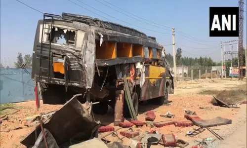 அரியானாவில் பஸ் மீது லாரி மோதி பயங்கர விபத்து - 7 பேர் உயிரிழப்பு, 4 பேர் காயம்
