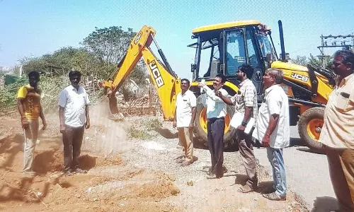 சாலை விரிவாக்கத்திற்காகமின்கம்பங்களை மாற்றி அமைக்கும் பணி தீவிரம்
