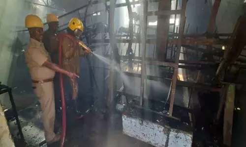 தென்னைநார் தொழிற்சாலையில் பயங்கர தீ விபத்து தென்னைநார் தொழிற்சாலையில் பயங்கர தீ விபத்து