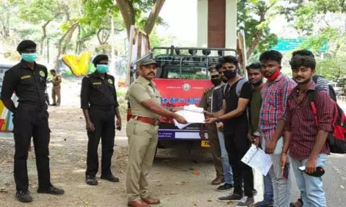 வனப்பகுதியில் தீப்பிடிப்பதை தடுக்க சுற்றுலா பயணிகளுக்கு விழிப்புணர்வு