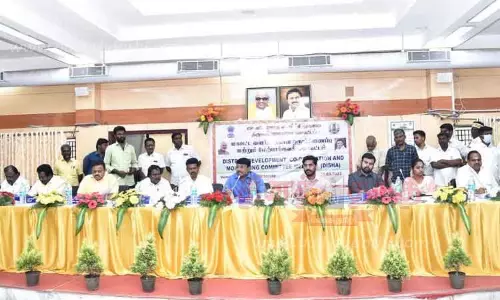 மாவட்ட வளர்ச்சிக்கான கூட்டத்தில் கலந்துகொள்ளாத அதிகாரிகள் மீது நடவடிக்கை மாவட்ட வளர்ச்சிக்கான கூட்டத்தில் கலந்துகொள்ளாத அதிகாரிகள் மீது நடவடிக்கை