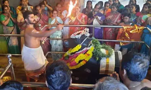 மகாதேவர் கோவிலில் சனி பிரதோஷ வழிபாடு மகாதேவர் கோவிலில் சனி பிரதோஷ வழிபாடு