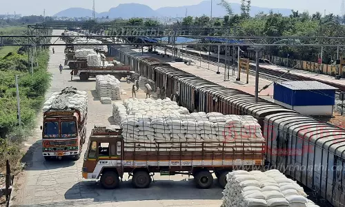 2,200 டன் தவிடு சரக்கு ரெயிலில் வந்தது