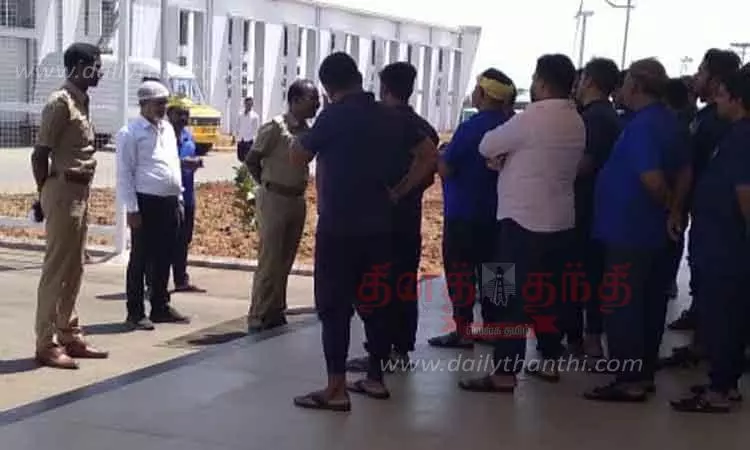 கிணத்துக்கடவு பகுதியில் தொழிற்சாலைகளில் பணிபுரியும் வடமாநில தொழிலாளர்களிடம் போலீசார் விசாரணை-வதந்திகளை நம்ப வேண்டாம் என்று அறிவுரை கிணத்துக்கடவு பகுதியில் தொழிற்சாலைகளில் பணிபுரியும் வடமாநில தொழிலாளர்களிடம் போலீசார் விசாரணை-வதந்திகளை நம்ப வேண்டாம் என்று அறிவுரை