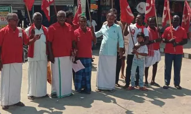 14 அம்ச கோரிக்கைகளை வலியுறுத்தி தொழிற்சங்கத்தினர் நடைபயண பிரசாரம் 14 அம்ச கோரிக்கைகளை வலியுறுத்தி தொழிற்சங்கத்தினர் நடைபயண பிரசாரம்