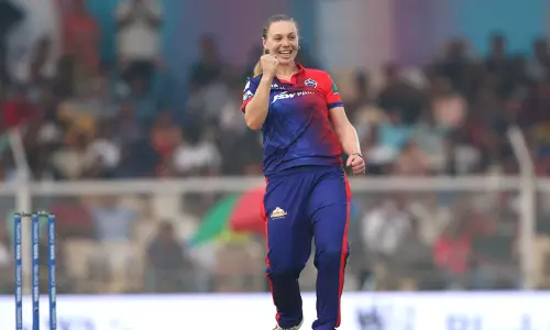 பெங்களூருவை வீழ்த்தி டெல்லி வெற்றி: அமெரிக்க வீராங்கனை 5 விக்கெட் சாய்த்து அசத்தல்...! பெங்களூருவை வீழ்த்தி டெல்லி வெற்றி: அமெரிக்க வீராங்கனை 5 விக்கெட் சாய்த்து அசத்தல்...!