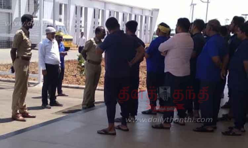 கிணத்துக்கடவு பகுதியில் தொழிற்சாலைகளில் பணிபுரியும் வடமாநில தொழிலாளர்களிடம் போலீசார் விசாரணை-வதந்திகளை நம்ப வேண்டாம் என்று அறிவுரை கிணத்துக்கடவு பகுதியில் தொழிற்சாலைகளில் பணிபுரியும் வடமாநில தொழிலாளர்களிடம் போலீசார் விசாரணை-வதந்திகளை நம்ப வேண்டாம் என்று அறிவுரை