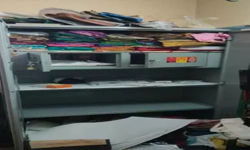 பொள்ளாச்சியில் வீட்டின் கதவை உடைத்து 15 பவுன் தங்க நகை, ரூ.5½ லட்சம் கேமரா திருட்டு-மர்மநபர்களுக்கு போலீஸ் வலைவீச்சு