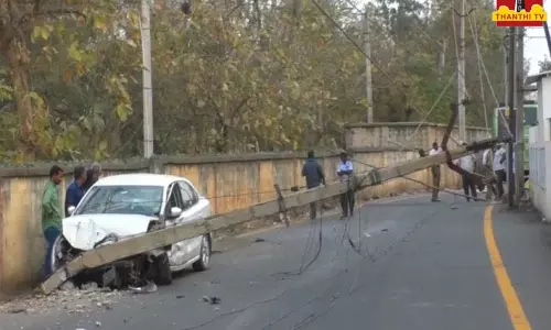 திருச்சி பேருந்து நிலையம் அருகே மின் கம்பத்தில் கார் மோதி விபத்து - 200க்கும் மேற்பட்ட வீடுகளில் மின்சாரம் துண்டிப்பு